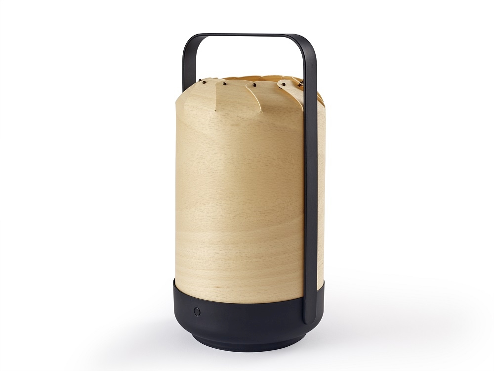 Chou Mini LED Akkuleuchte von LZF Lamps: Moderne Tischleuchte aus Holz mit Tragegriff.
