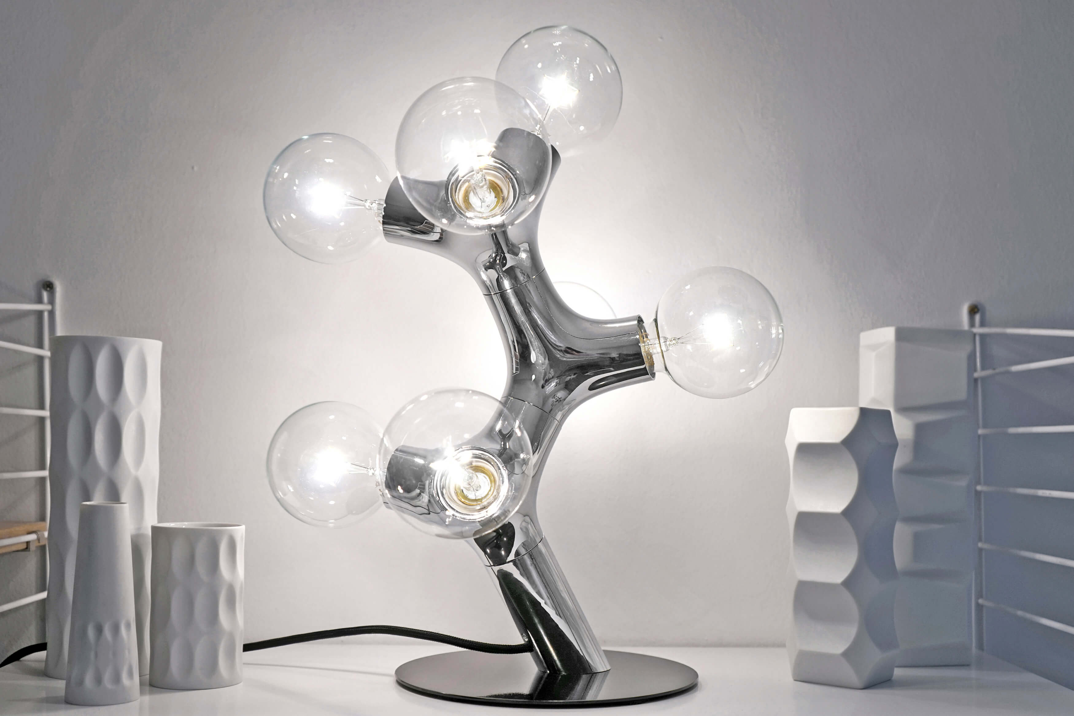 DNA Tischleuchte mit Chrom-Gestell und fünf Glühbirnen, moderne Designlampe für Wohnzimmer und Schlafzimmer.