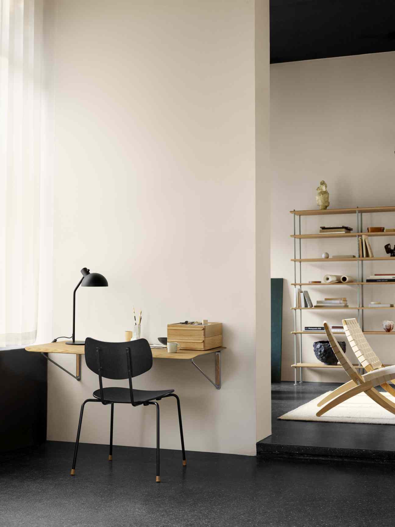 AB019 Wandschreibtisch von Carl Hansen & Søn mit Schreibtischlampe und Stuhl in minimalistischem Interieur.