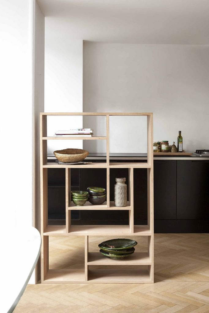 M Regal Eiche von Ethnicraft: Offenes Bücherregal aus hellem Holz mit Fächern, ideal für Wohnzimmer und Küche.