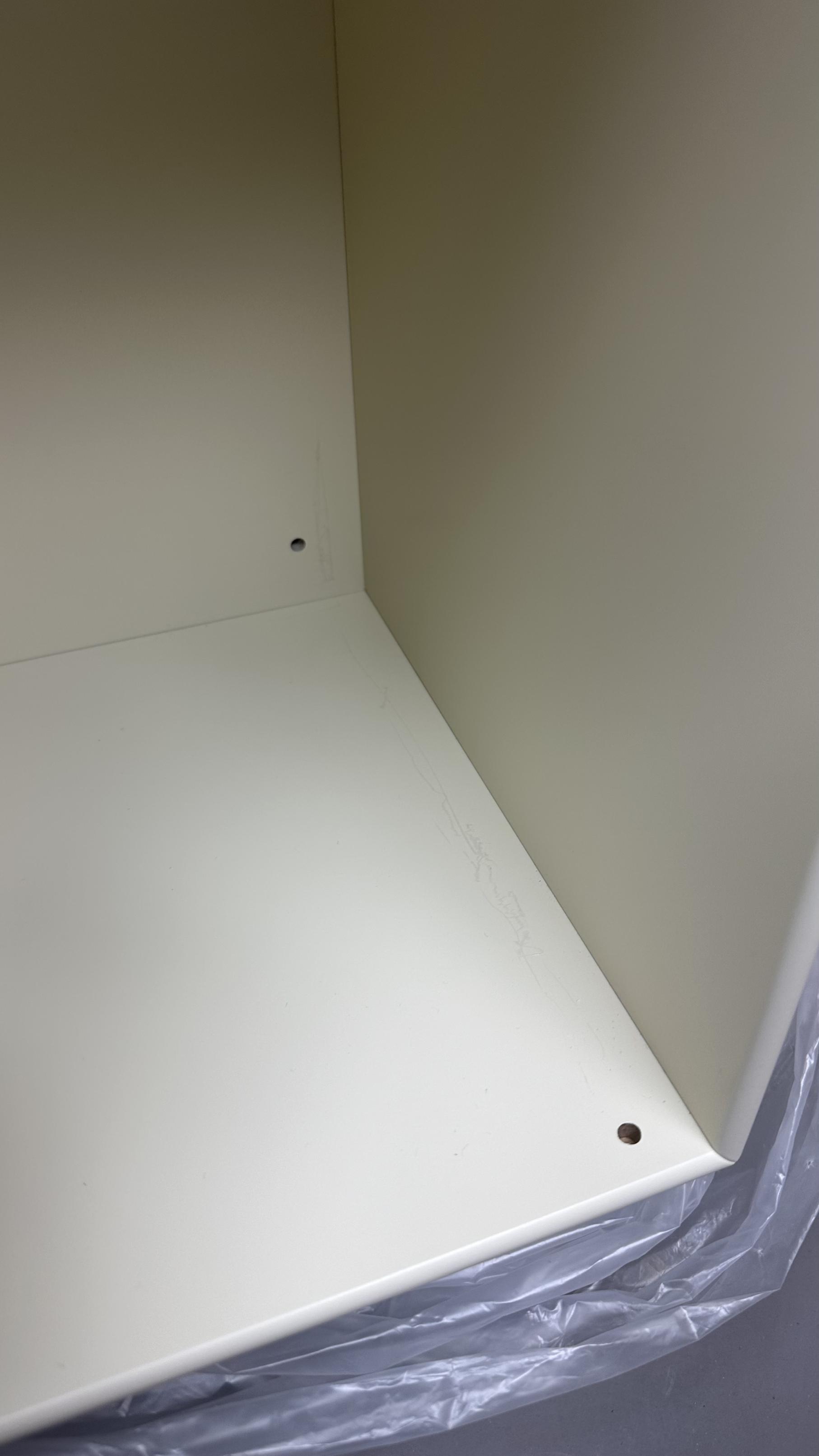 Innenansicht eines Mini Montana Moduls in Vanille, Mängelexemplar mit leichten Kratzern. Offenes Regalfach.