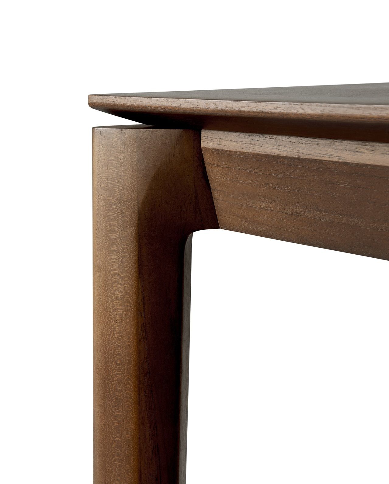 Detailaufnahme Bok Bank Teak dunkelbraun Ethnicraft: Tischbein und Tischplatte aus massivem Teakholz.