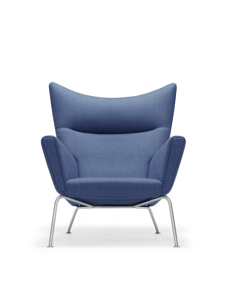 CH445 Wing Chair Sessel von Carl Hansen & Søn, blauer Stoffbezug und Metallgestell.