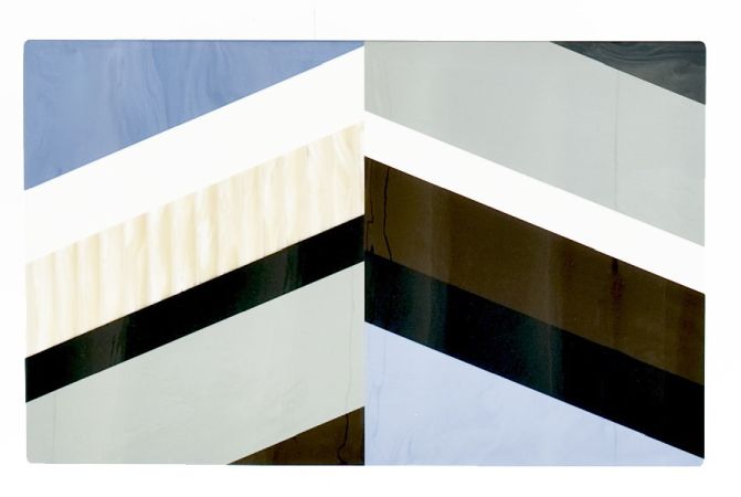 Detailansicht des Fishbone Tisches von Moroso, blau, mit markantem Fischgrätenmuster. Design Tisch für Wohnzimmer.