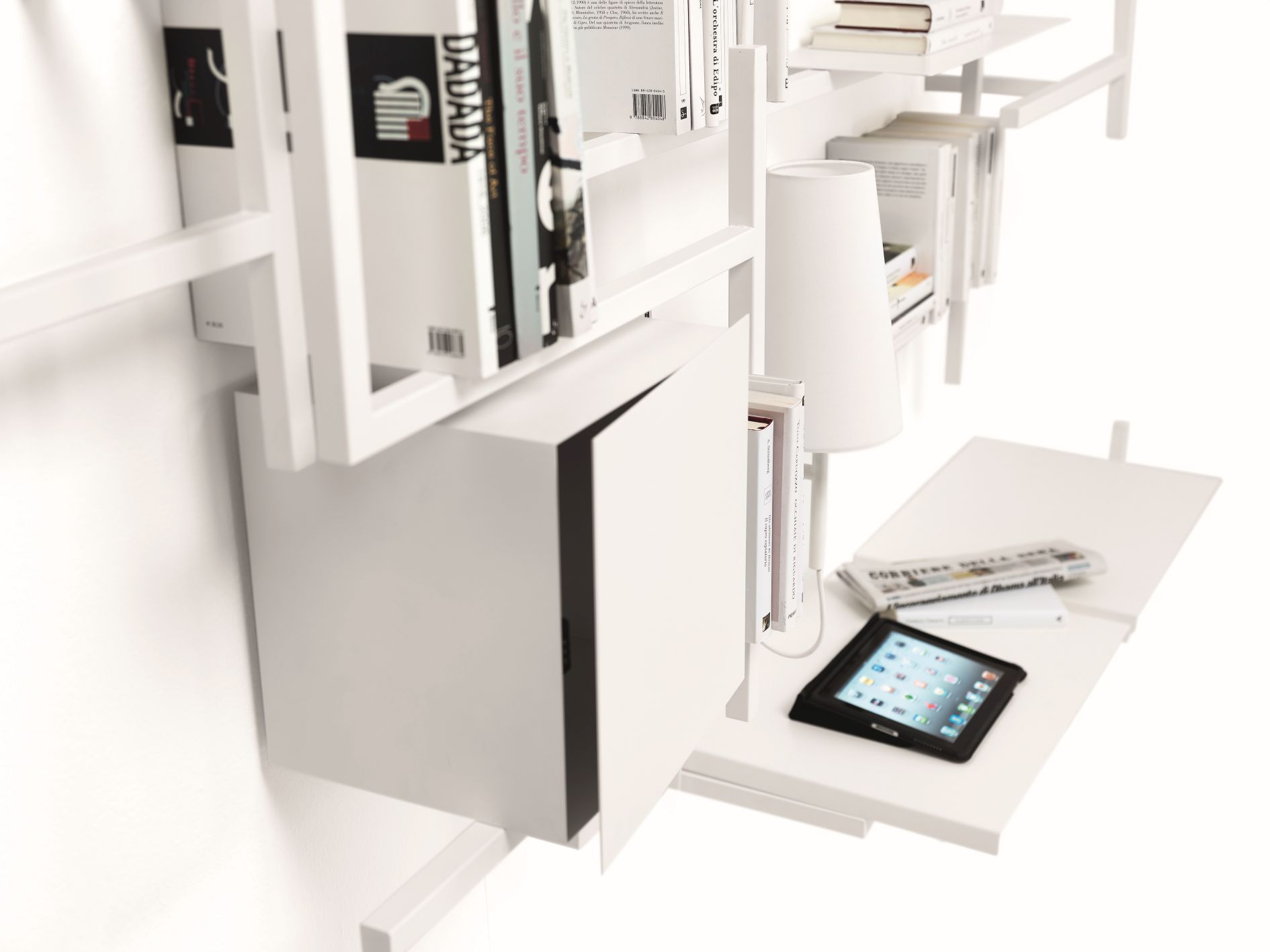 Detailaufnahme des weißen Antologia Regalsystems von Mogg mit Bücher, Lampe und Tablet.
