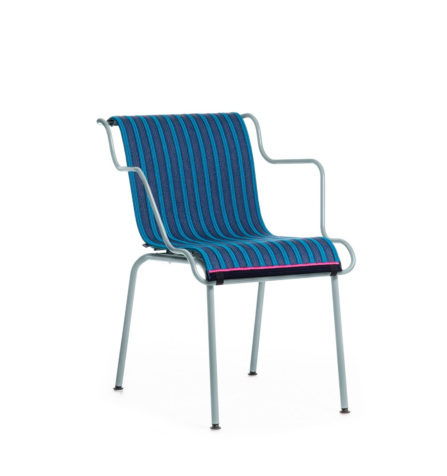 South Outdoor Chair Stuhl von Magis: Blauer Gartenstuhl mit Armlehnen und gestreifter Sitzfläche.