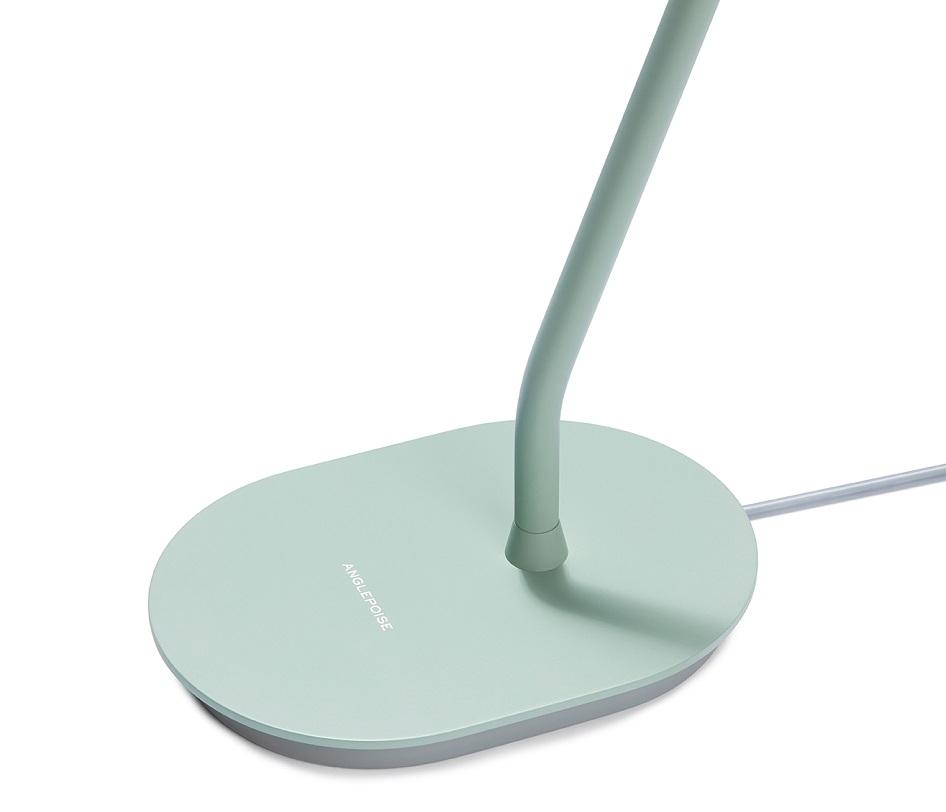 Nahaufnahme der grünen Anglepoise Type 80 Tischleuchte mit ovalem Fuß und Kabel.