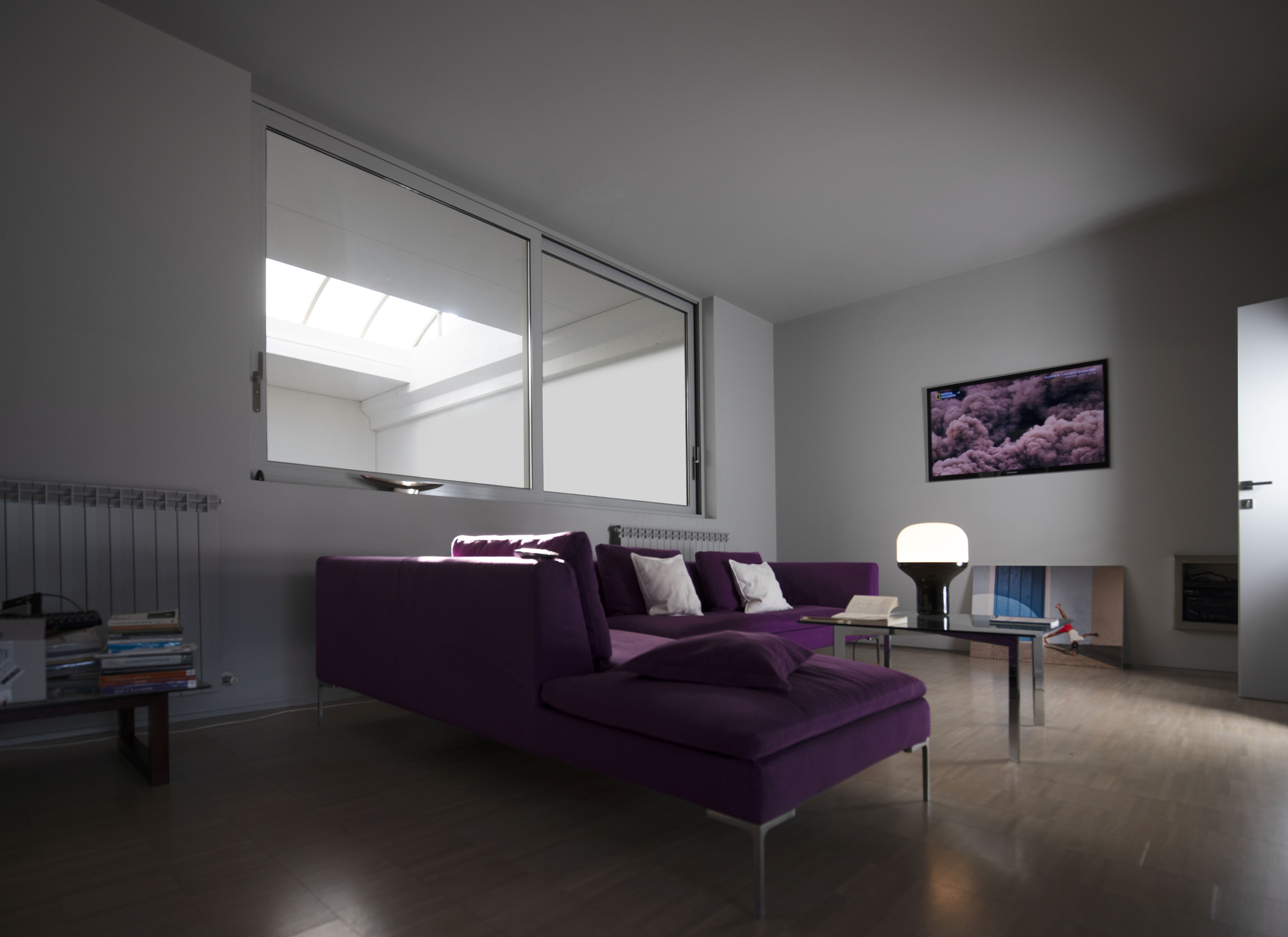 Delux Tischleuchte Sandgold von Martinelli Luce auf einem Tisch im modernen Wohnzimmer.