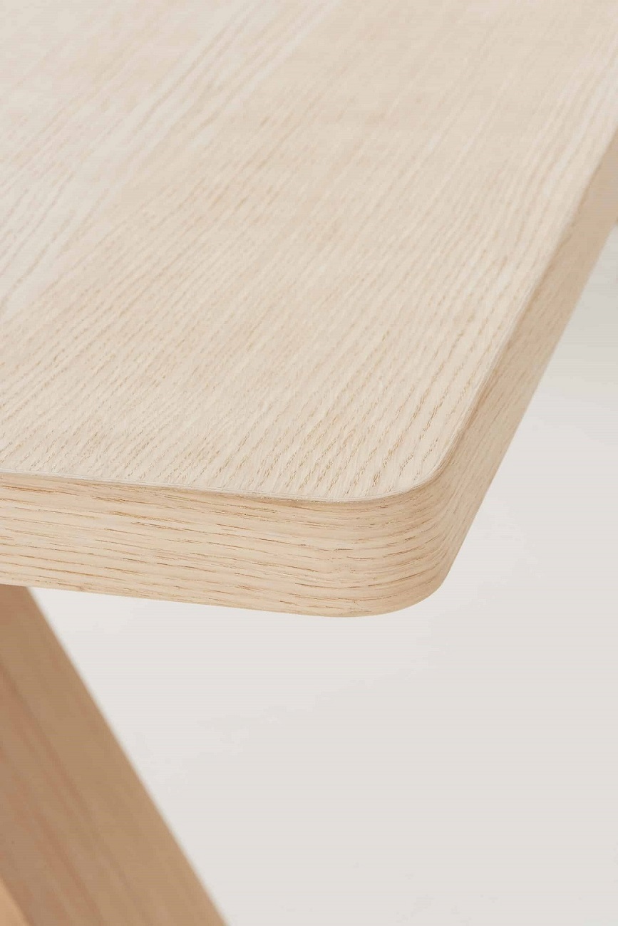 Detailaufnahme: Artful Wood Table Holztisch von Segis, helle Holzoberfläche mit abgerundeten Kanten.