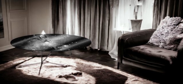Galaxy Low Table: Runder, niedriger Couchtisch mit Galaxie-Muster im Wohnzimmer. Moderner Beistelltisch.