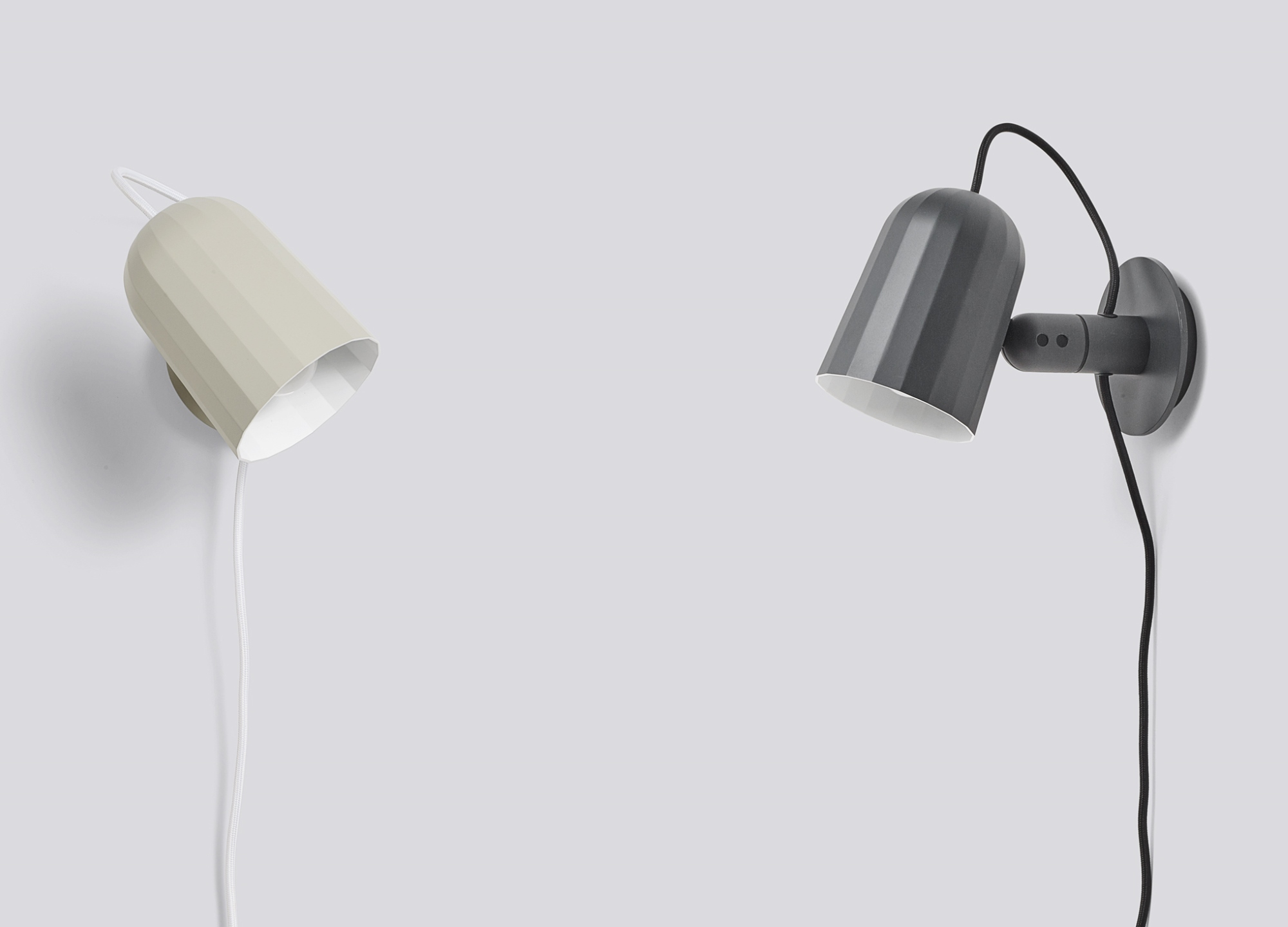 Noc Wall Wandleuchte in Dunkelgrau und Beige: Moderne Wandlampe für Innenräume, flexible Beleuchtung.