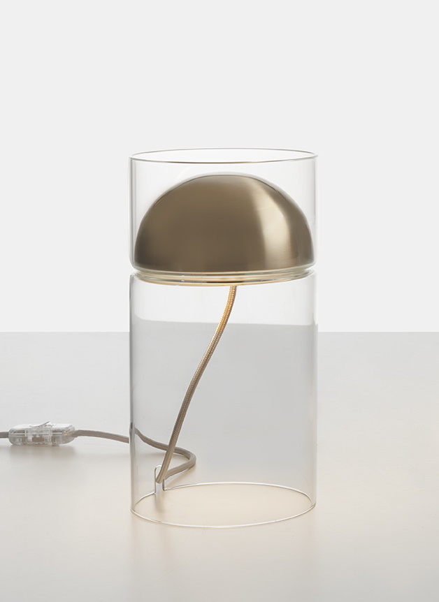 Medusa Tischleuchte von Oluce: Moderne Tischlampe mit Glasschirm und goldener Halbkugel.