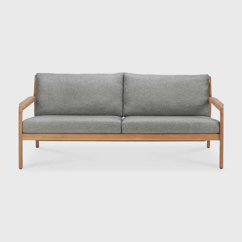 Jack Outdoor Sofa: 2-Sitzer Gartensofa aus Teakholz mit grauen Kissen für den Außenbereich.