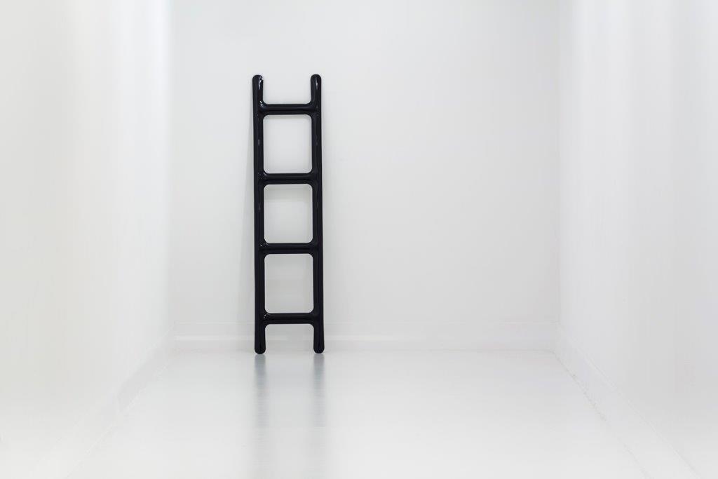 Schwarzer Zieta Herrendiener, minimalistisch und modern, für stilvolle Schlafzimmer und Ankleidezimmer.