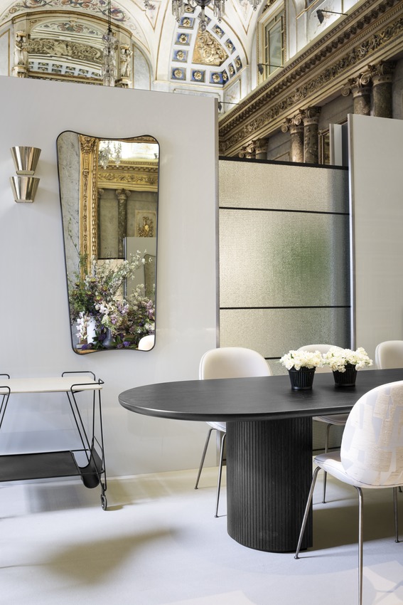 Elliptischer Moon Esstisch von Gubi in dunklem Holz mit passenden Stühlen im Interieur.