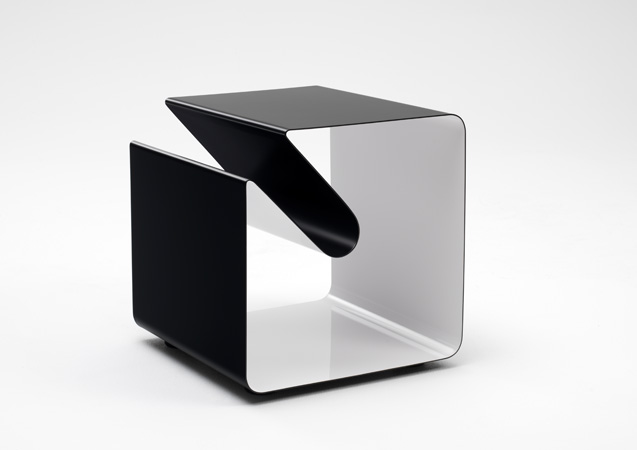 V44 Mobile Line Beistelltisch von Müller Möbelfabrikation, moderner Würfel in Schwarz und Weiß, ideal als Nachttisch.