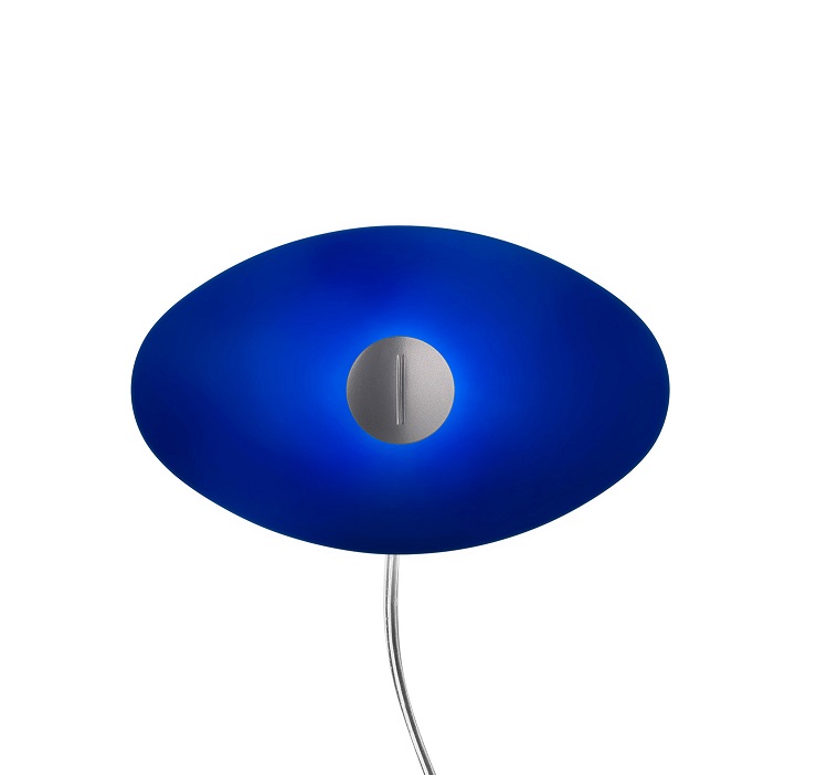 Blaue Bit 2 Wandleuchte von Foscarini mit silbernem Detail und sanfter Beleuchtung.