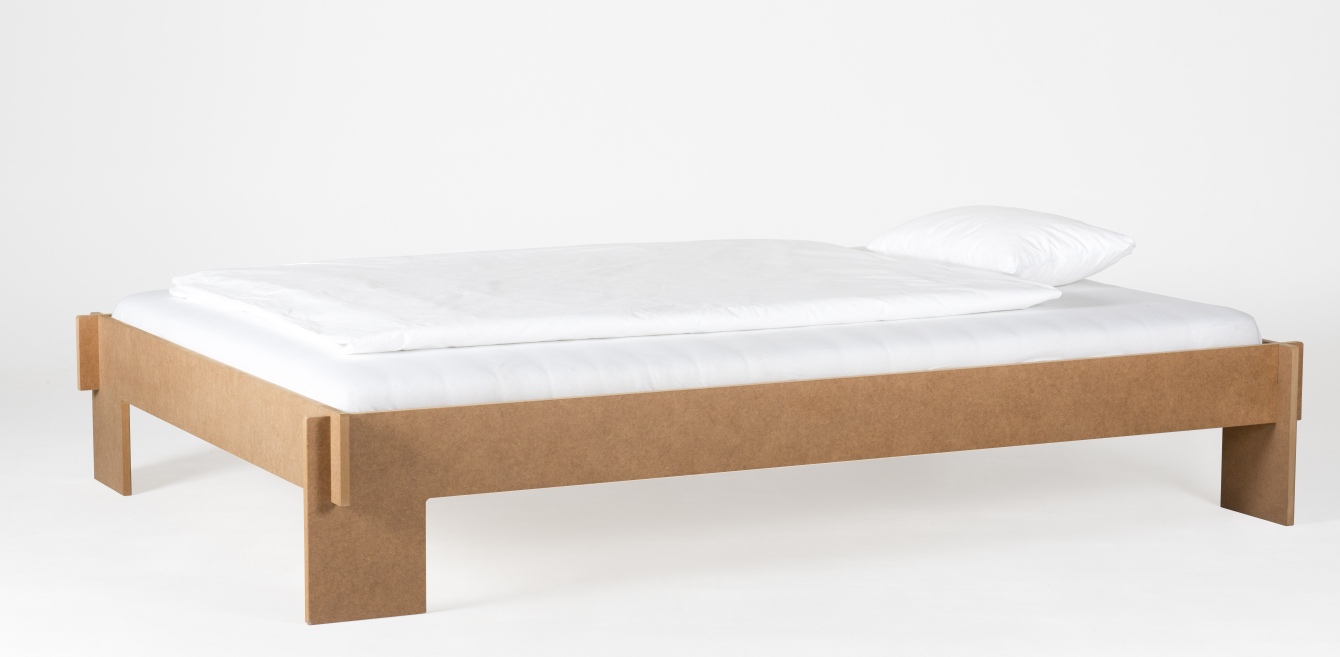 Siebenschläfer Bett von Moormann aus MDF Natur, 160x200 cm, mit weißer Bettwäsche und Kissen.