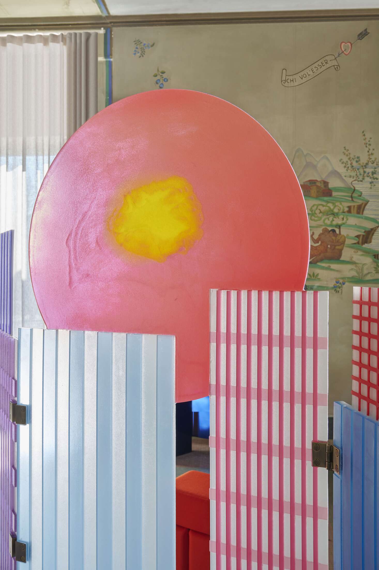 Farbenfroher Cassina Paravent "343 Tramonto a New York" mit Streifen und großem Kreis. Raumteiler für modernes Wohnen.