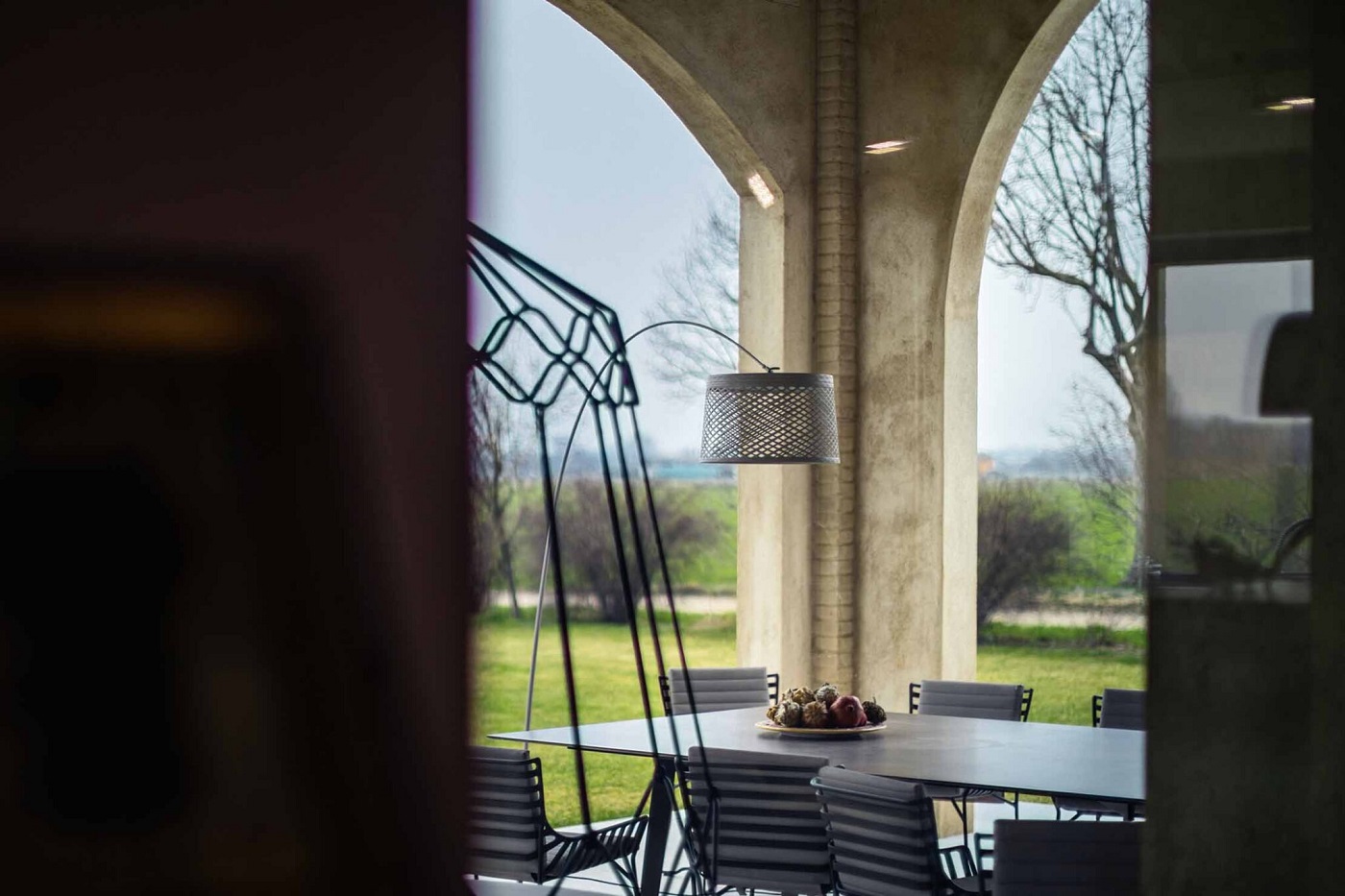 Twiggy Grid Stehleuchte von Foscarini, kaminrot, im modernen Esszimmer mit Tisch und Stühlen.