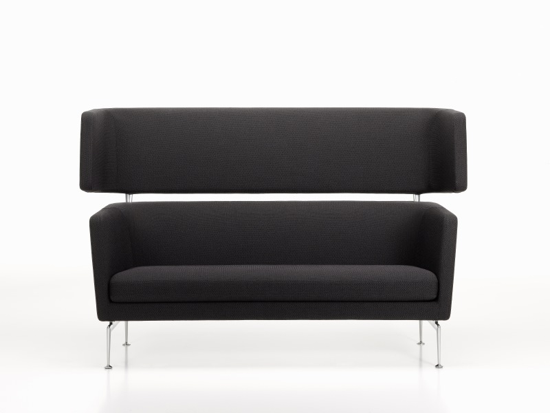 Schwarzes Suita Sofa von Vitra mit hoher Rückenlehne und Chromfüßen auf weißem Hintergrund.