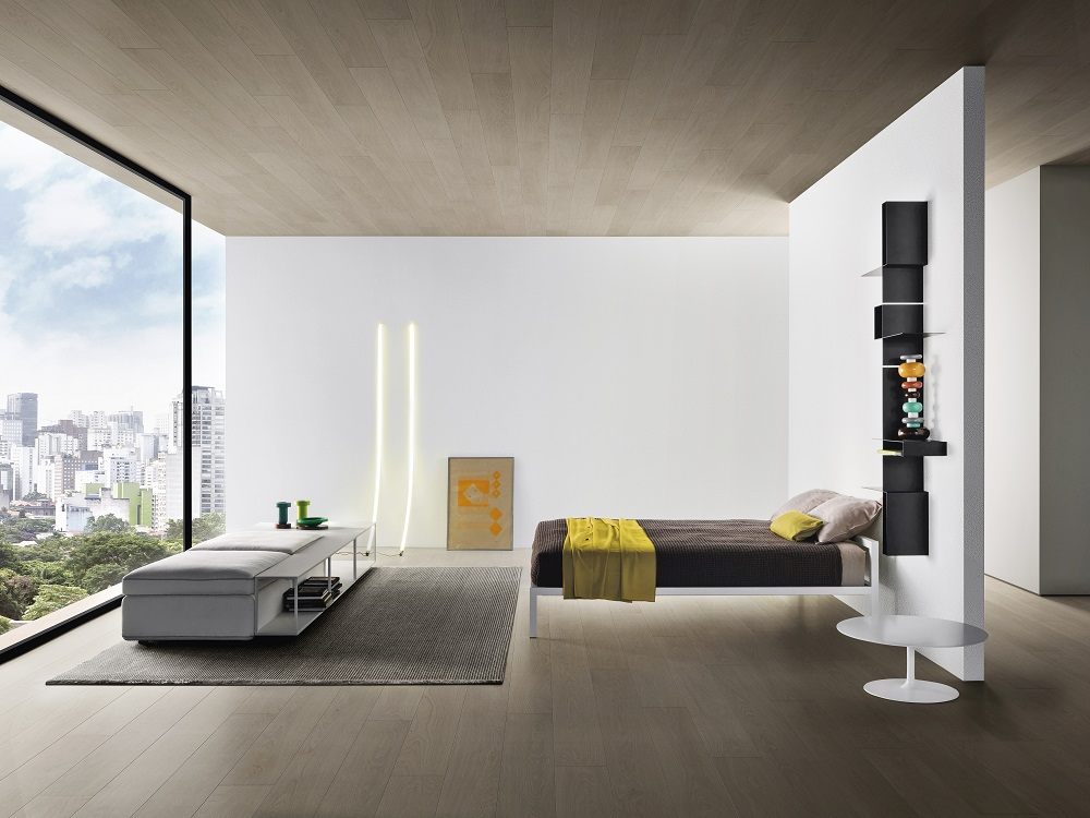 Weißes Aluminium Bett von MDF Italia, lackiert, mit minimalistischem Design im Schlafzimmer.