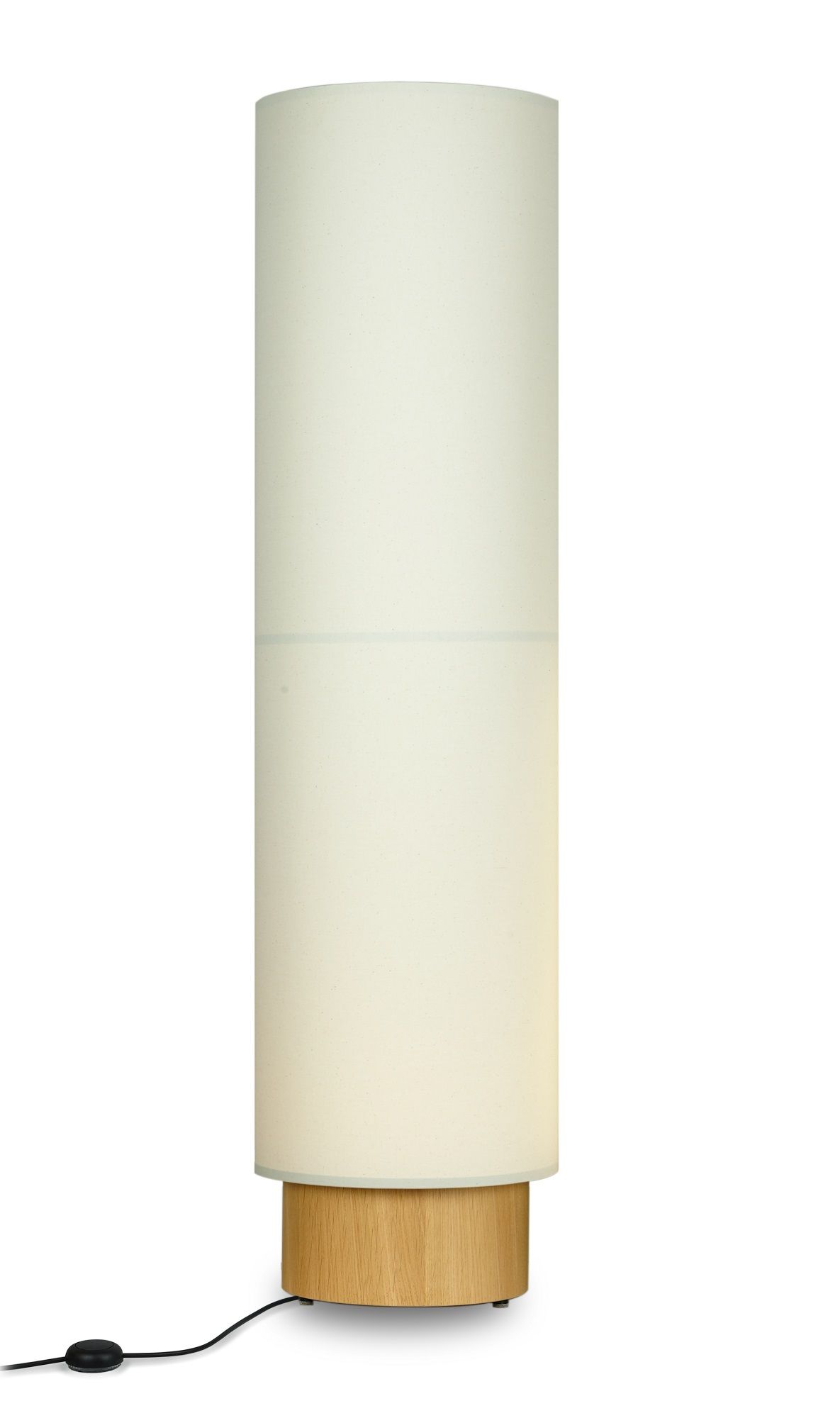 Hiro Stehleuchte von Maigrau: Mittelgroße Lampe mit hellem Schirm und Holzfuß.