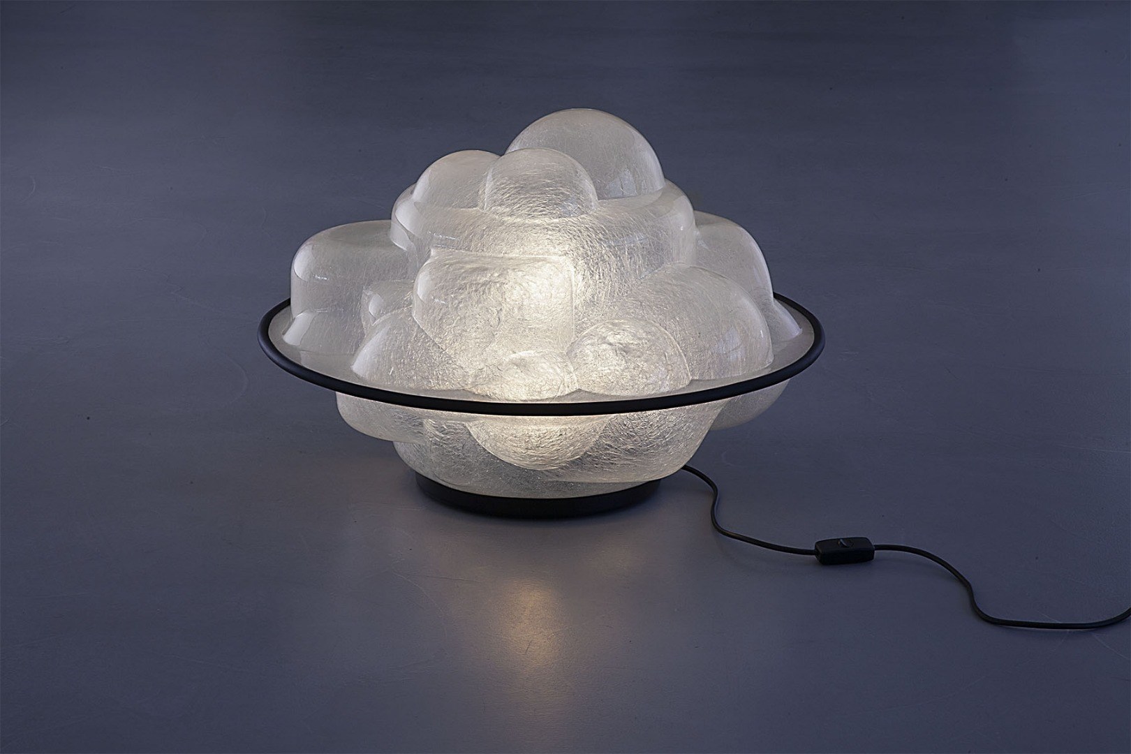 Nahaufnahme der leuchtenden Profiterolle Tischleuchte von Martinelli Luce mit schwarzem Ring.