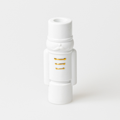 Weißer Nussknacker Kerzenhalter von Räder, Linus oder Magnus, aus Porzellan mit goldenen Akzenten.