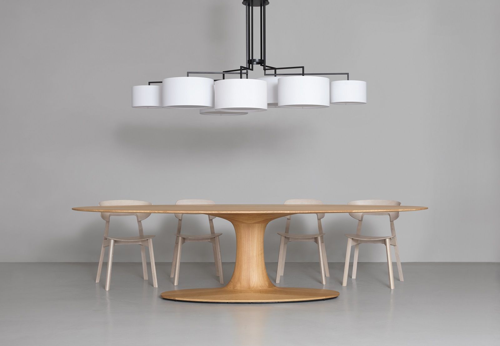 NOON 7 Deckenleuchte in Weiß über Esstisch mit Stühlen, moderne Pendelleuchte für Esszimmer.