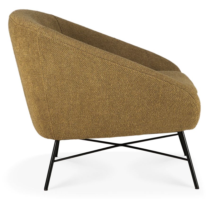Barrow Sessel in Ingwer von Ethnicraft, moderner Polstersessel mit schwarzen Metallbeinen, Seitenansicht.