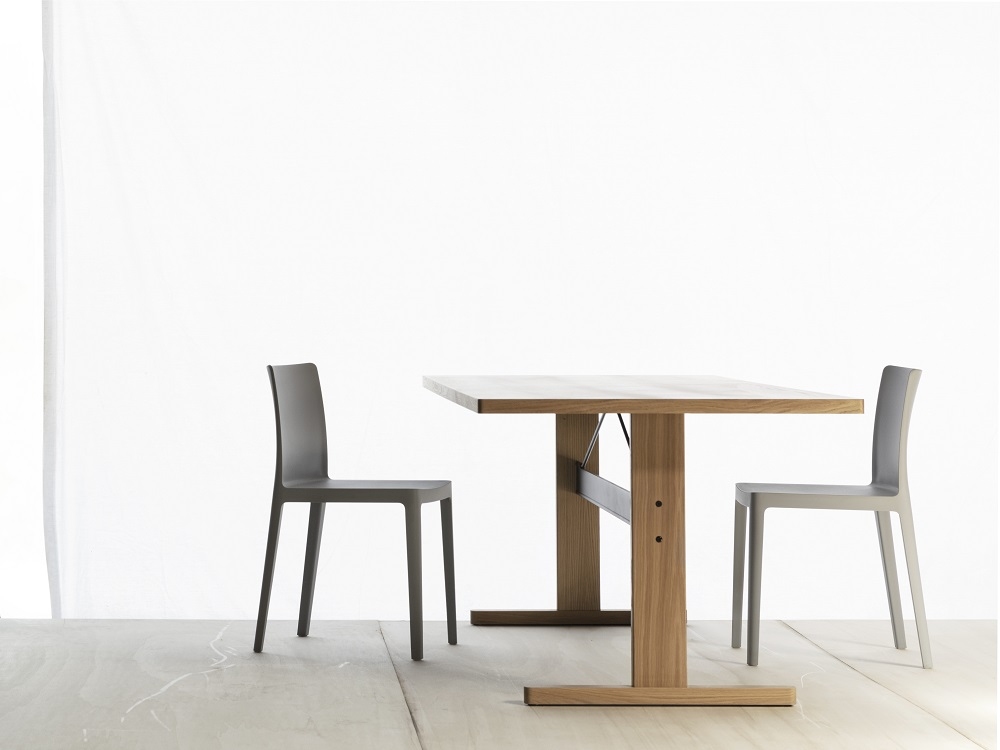 Passerelle Table Tisch von Hay, Esstisch aus Holz mit zwei Stühlen im minimalistischen Design.