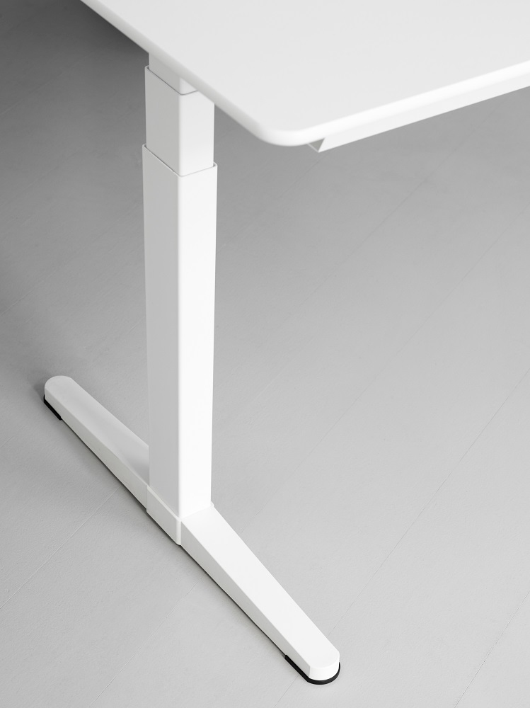 Detailaufnahme des weißen HiLow höhenverstellbaren Tisches mit elektrischem Antrieb und modernem Design.