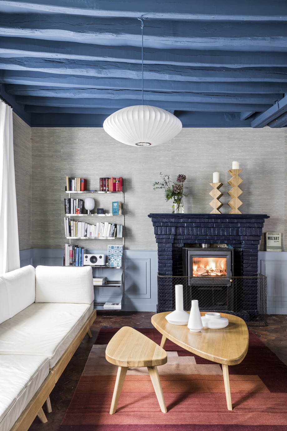 The Hansen Family Remix #3 Couchtisch Hans Hansen aus Holz vor Kamin und Sofa.