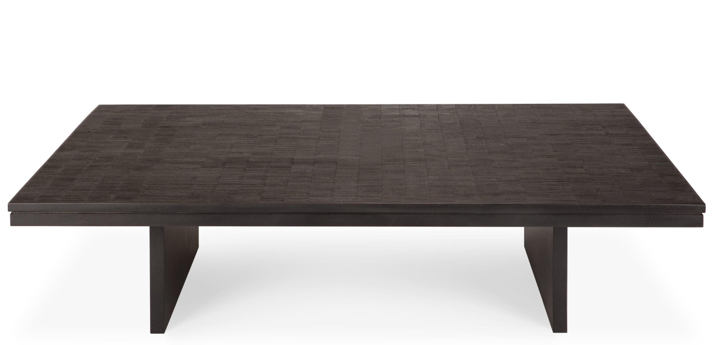 Rechteckiger Ethnicraft Couchtisch "Grooves Coffee Table" aus dunklem Holz mit feiner Musterung.