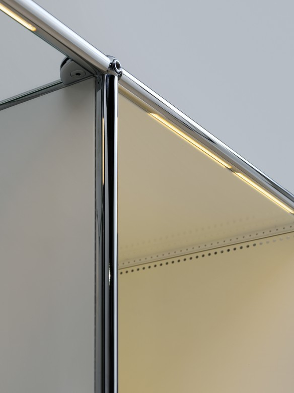 Detailaufnahme USM Haller Regal mit Glasboden und integrierter LED-Beleuchtung, Chromgestell.