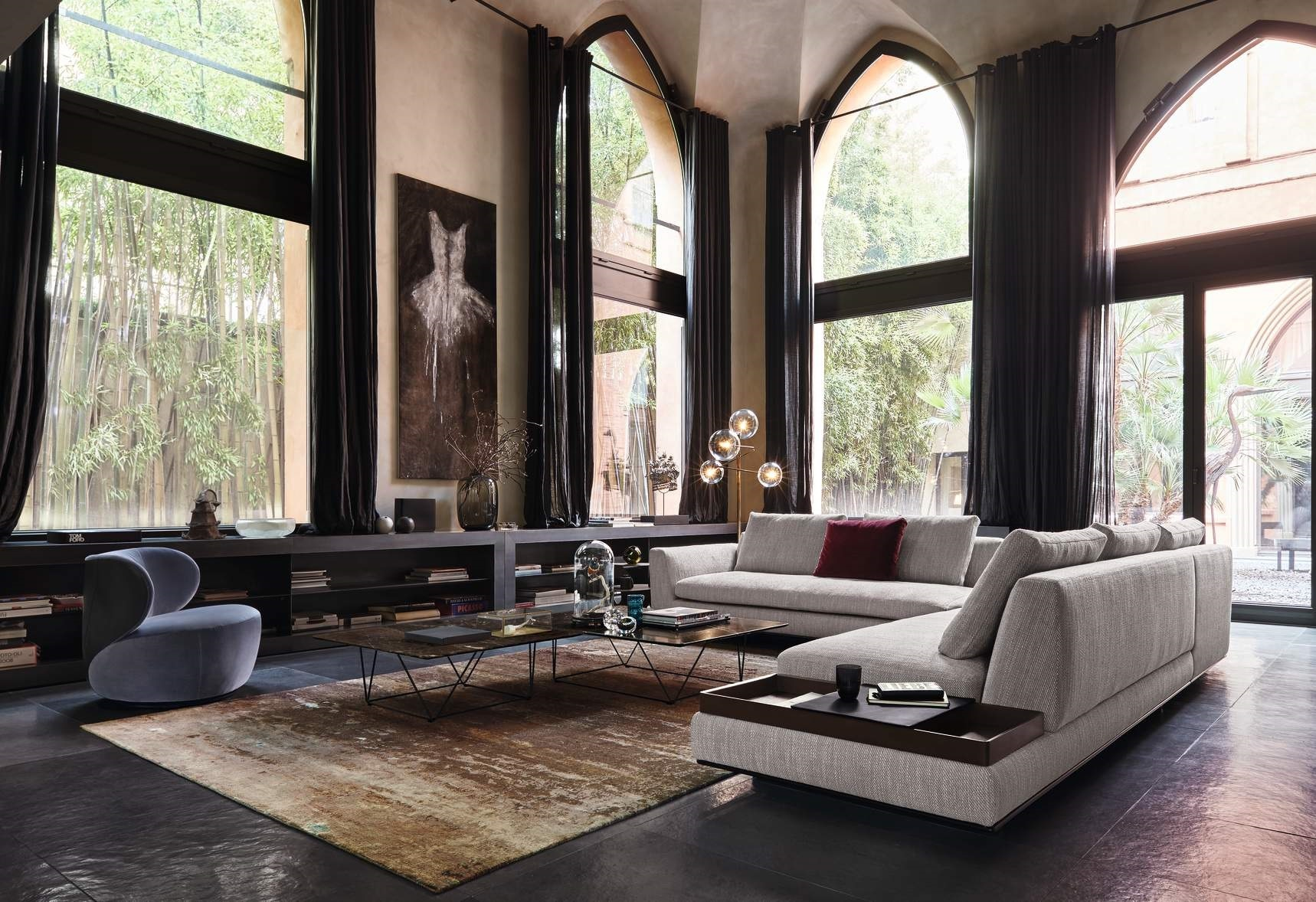 Wohnzimmer mit Walter Knoll Couchtisch Oki Table, Sofa, Sessel und großem Teppich.