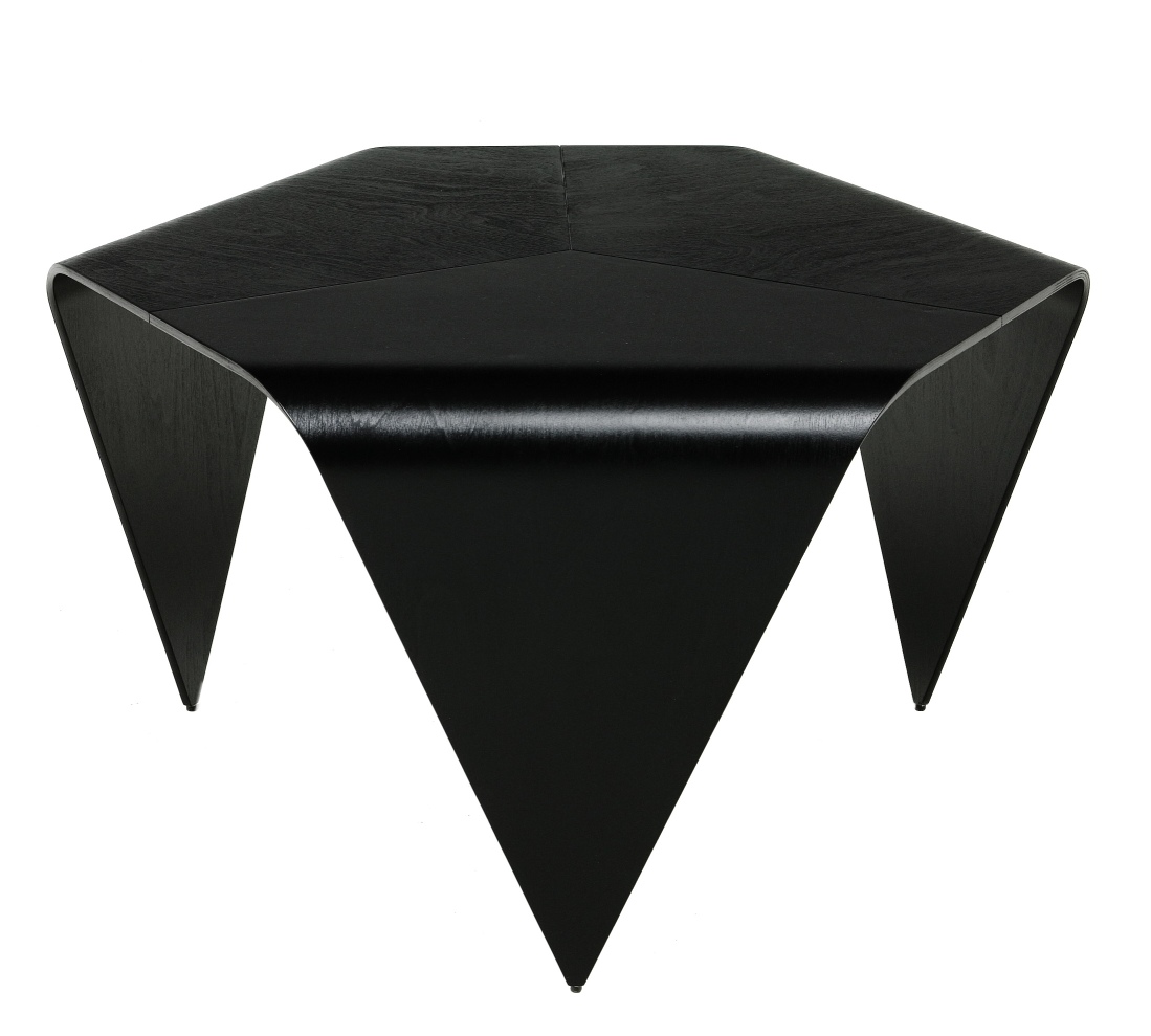 Schwarzer Trienna Couchtisch von Artek, moderner Design-Tisch aus Holz mit dreieckigen Beinen.