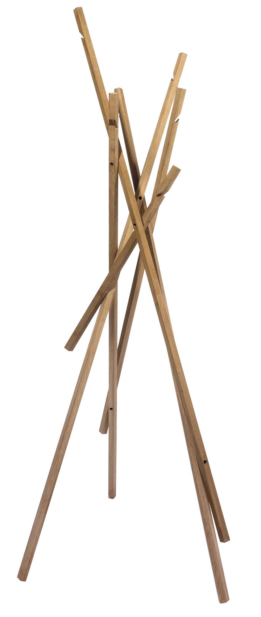 Schönbuch Sticks Garderobenständer aus Nussbaumholz. Moderne Garderobe mit schräg angeordneten Holzstäben. Design Garderobenmöbel für Flur und Diele.