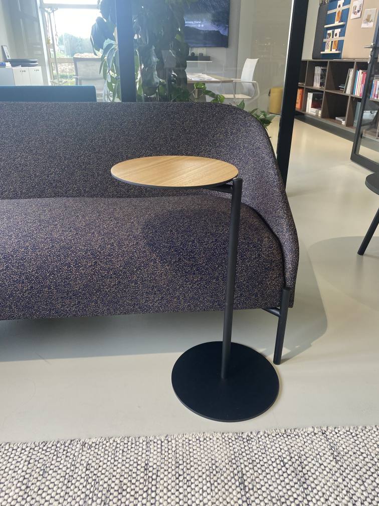 Bond Side Laptop Table von Cascando: Beistelltisch mit Holzplatte und schwarzem Fuß.