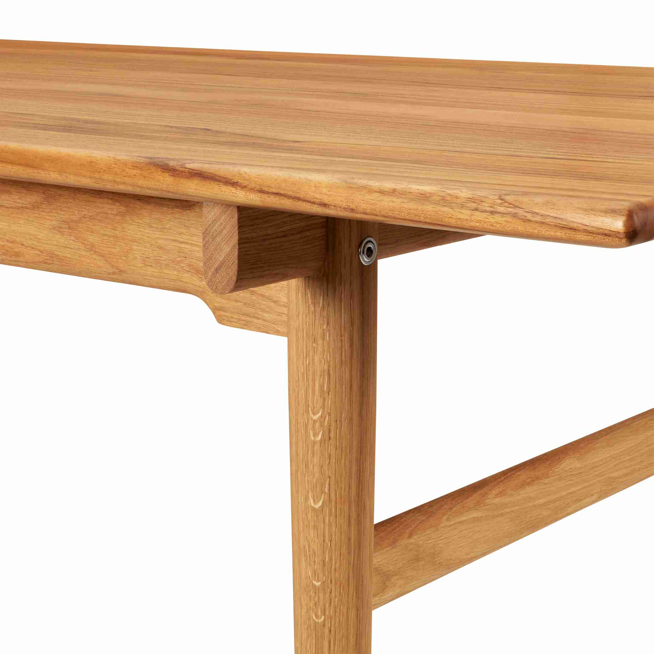 Detailaufnahme des CH327 Esstischs von Carl Hansen & Søn, Teakholz, Tischbein und Tischplatte.
