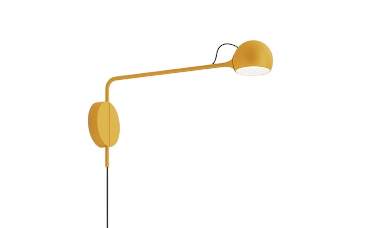 Gelbe Ixa Wandleuchte von Artemide mit Stecker, modernes Design für Wohnraumbeleuchtung.