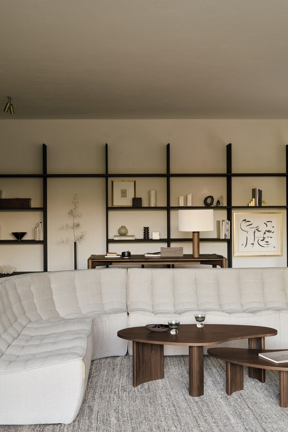 Ethnicraft Boomerang Couchtisch in Kieselform aus Massivholz im stilvollen Wohnzimmer.