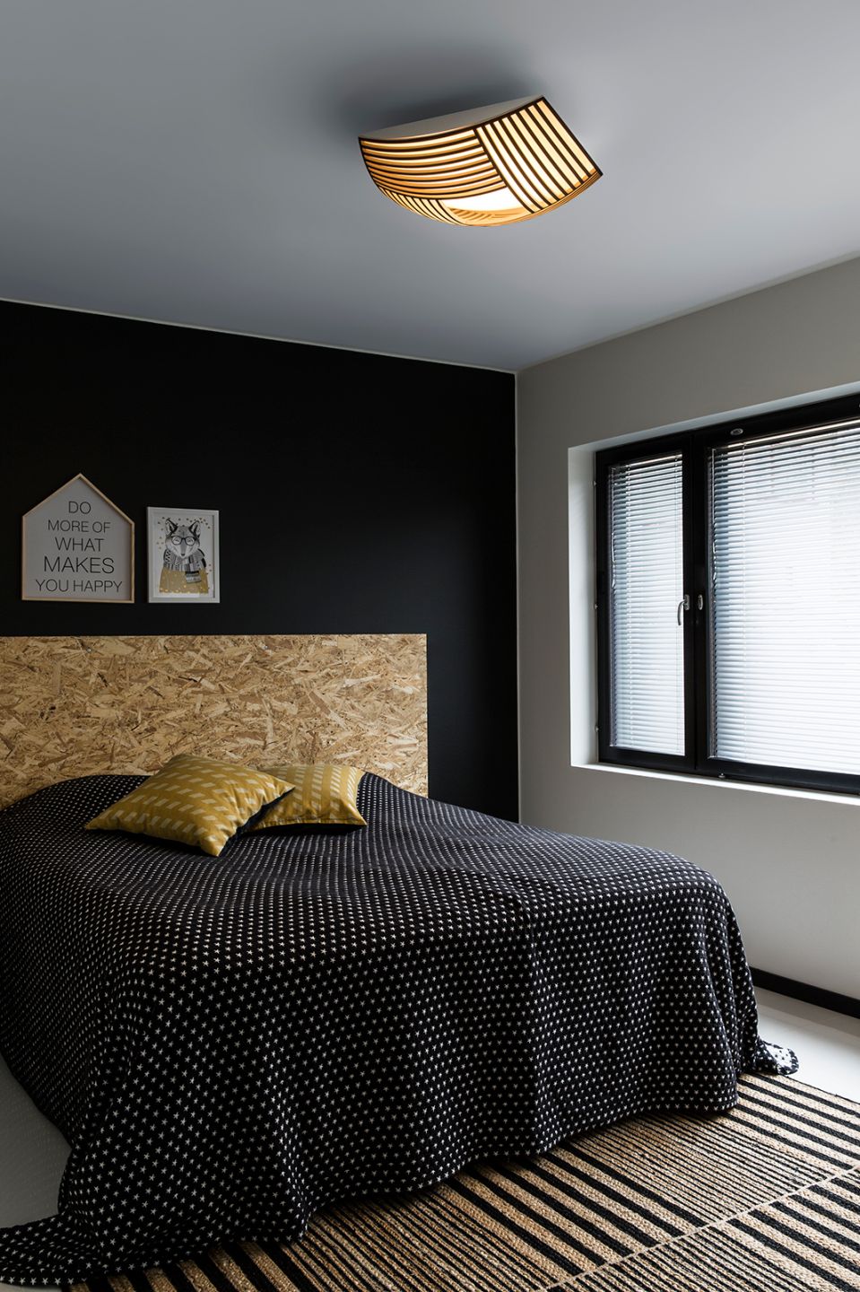 Schlafzimmer mit Kuulto Deckenleuchte von Secto Design aus Birke, modernes Lichtdesign.