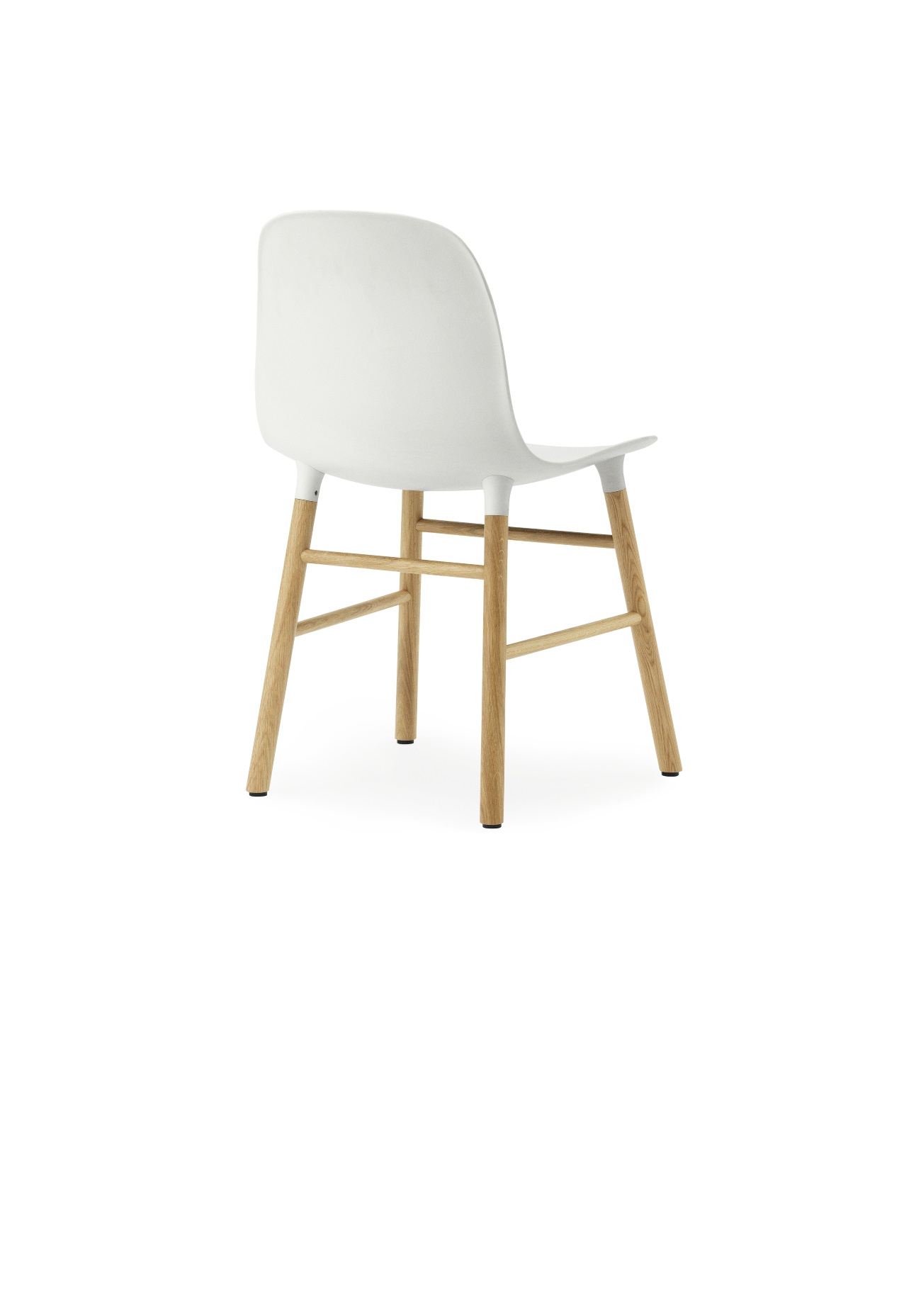 Weißer Form Chair Stuhl von Normann Copenhagen mit Holzbeinen, Ansicht von hinten. Moderner Esszimmerstuhl.