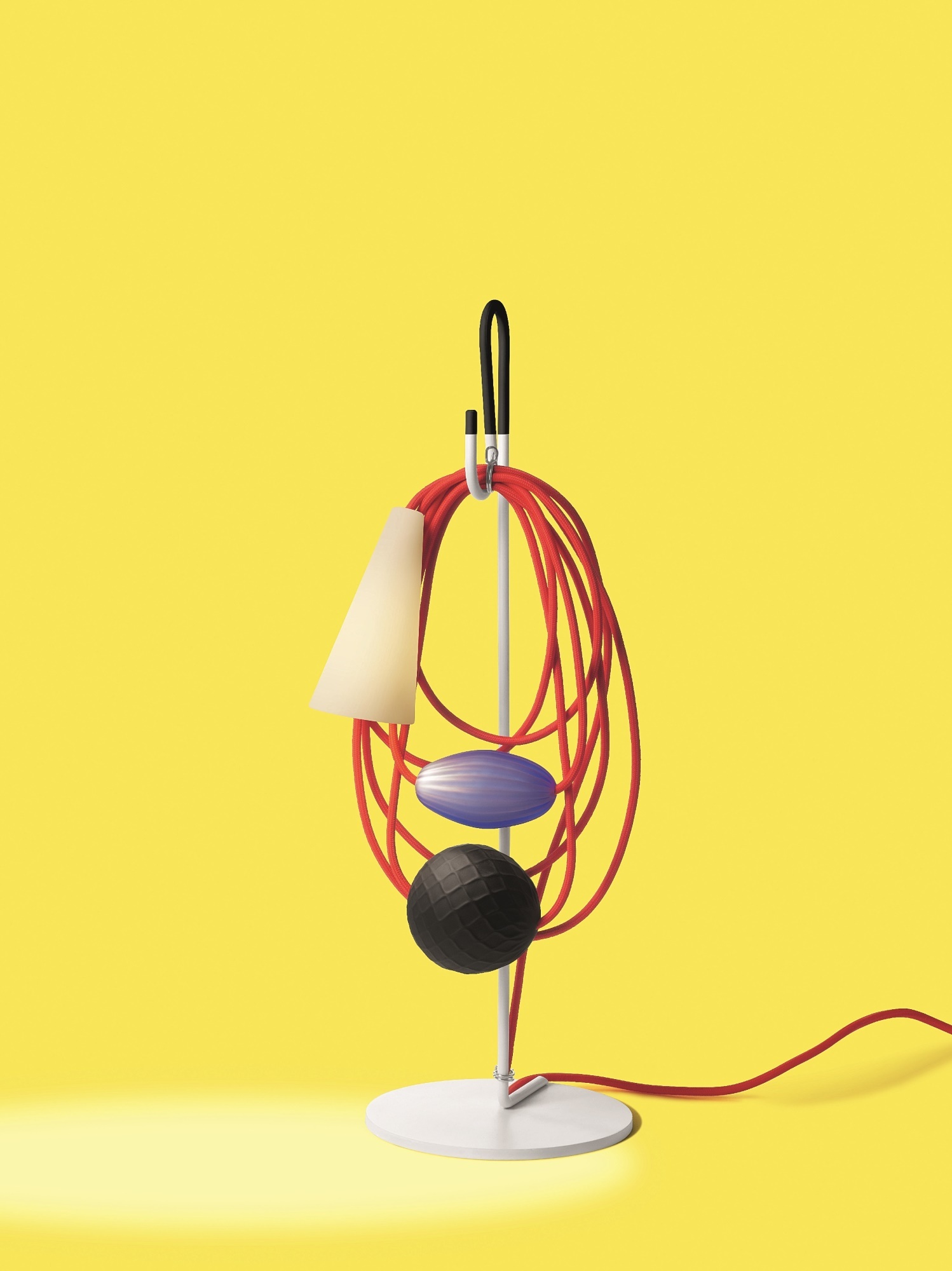 Filo Tischleuchte von Foscarini mit rotem Kabel, Kegel, Kugel und ovalem Element.