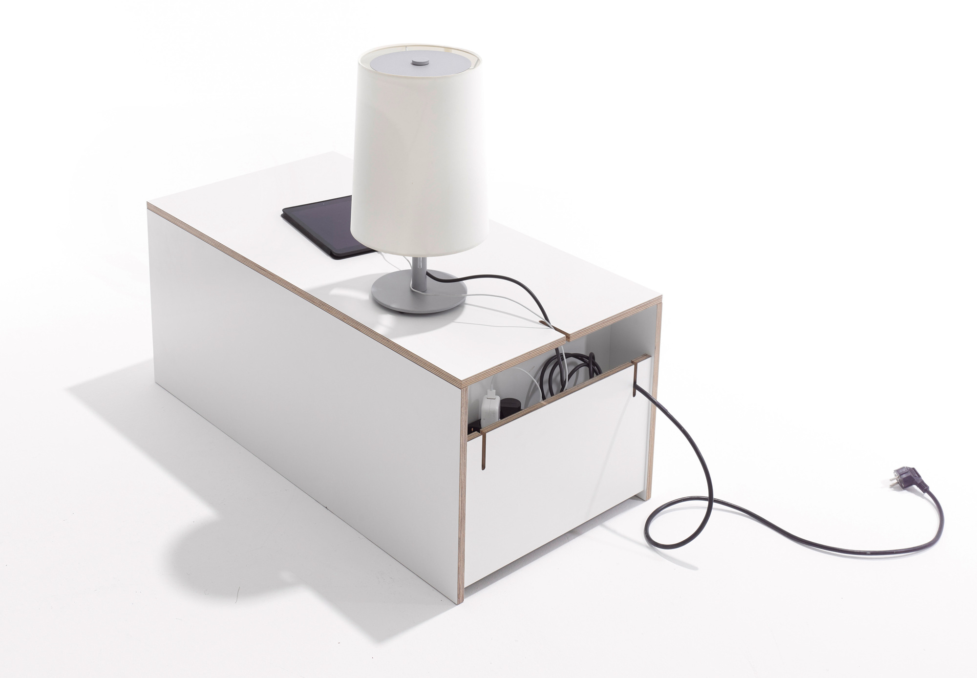 Klassik Bettkasten mit Schubkasten von Müller Möbelwerkstätten, weiß, mit Lampe und Tablet auf der Oberfläche.