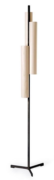 Black Note Triplet Stehleuchte von LZF Lamps: Moderne LED-Stehlampe mit Holzfurnier-Schirmen und schwarzem Gestell.