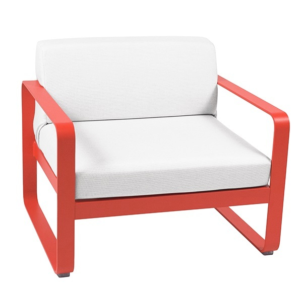 Bellevie Outdoor Sessel von Fermob, rotes Gestell mit weißen Kissen für Garten und Terrasse.