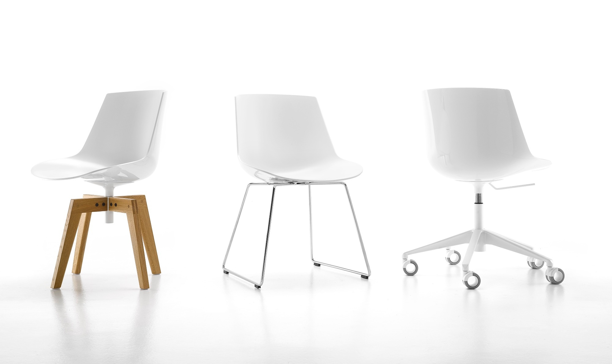 Flow Chair Stuhl in Weiß matt mit verschiedenen Gestellen: Holz, Kufen und Rollen.